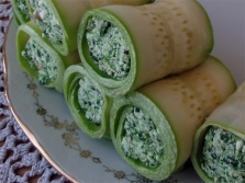 Rolls of zucchini, cottage cheese and colza