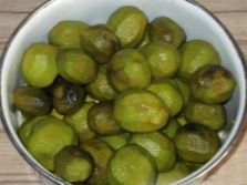 The process of making jam from green walnuts