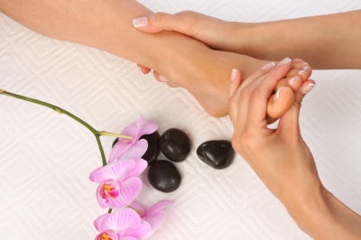 Foot massage with tonka bean oil