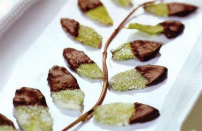 Mint leaves in chocolate