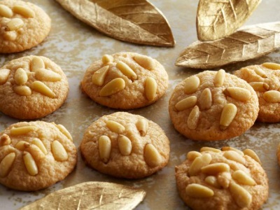 Cookies with pine nuts