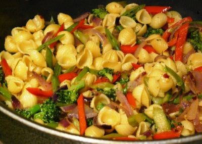 Pasta with vegetables and tabasco peppers
